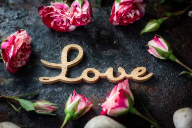 Sevgililer günü arka plan üzerinde rustik yüzey - kelime aşk