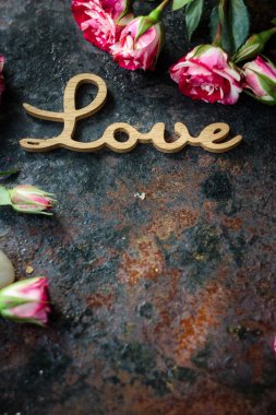Rustik arka plan - Sevgililer günü arka plan üzerinde kelime aşk