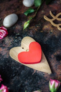 Sevgililer günü arka plan. Rustik yüzey üzerinde iki Sevgililer Kalpler.