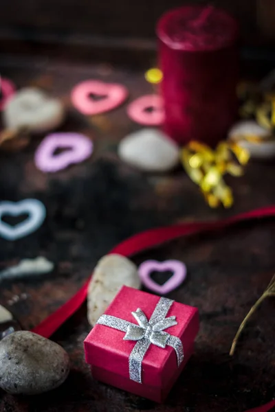Rode doos met geschenk aan Valentine's day viering. — Stockfoto