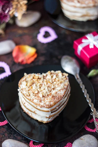 Bella torta dentro per di cuore su piatto nero - celebrazione di giorno di San Valentino. — Foto Stock