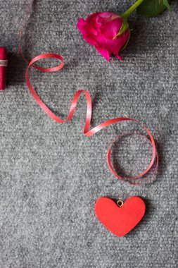 Gri arka plan üzerinde kırmızı ahşap kalp.