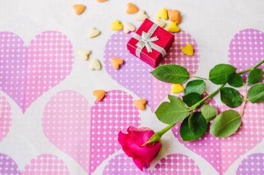 Kırmızı kutu hediye surronded Kalpler ve çiçekler tarafından.