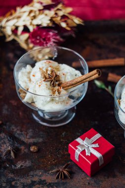 Tarçınlı beyaz dondurma ve siyah taşrada yıldız anason..