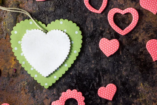 Corazón de madera verde y corazones rosados. Fondo del día de San Valentín . — Foto de Stock
