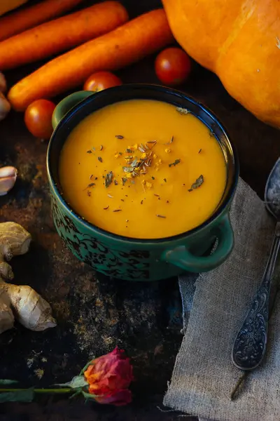 Великий овочевий вершковий суп з коренем імбиру . — стокове фото