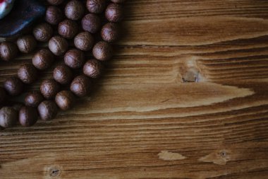 Rudraksha japa mala. Rudraksha tohumlarından yapılan tespih.
