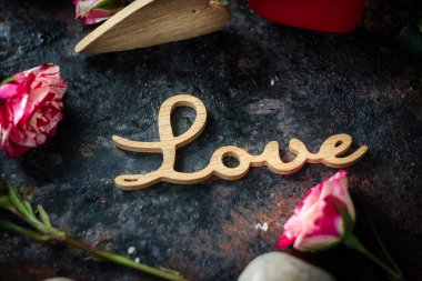 Sevgililer günü arka plan üzerinde rustik yüzey - kelime aşk