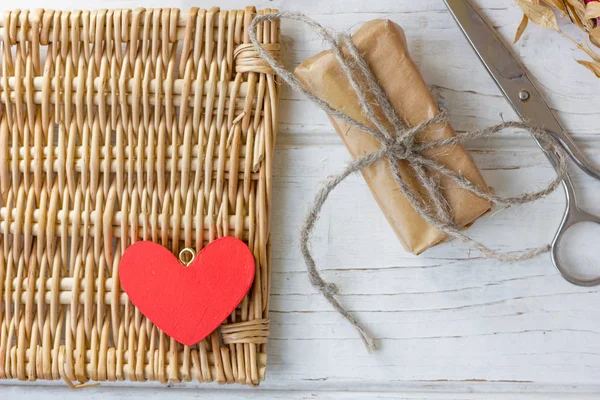 Красное сердце и подарок на бумаге на день Святого Валентина — стоковое фото