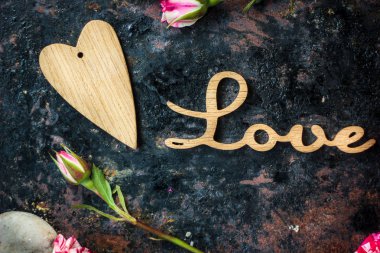 Rustik arka plan üzerinde harfler aşk