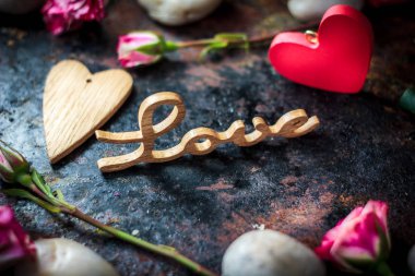 Kalpler ve çiçekler rustik zemin üzerine mektuplar aşk
