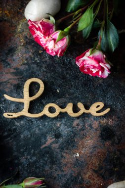 Güzel güller ve rustik arka plan üzerinde aşk mesajı