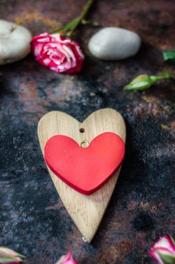 Sevgililer günü arka plan. Rustik yüzey üzerinde iki Sevgililer Kalpler.