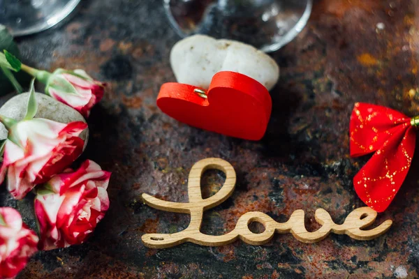 Fiori con lettere AMORE su due bicchieri di cola — Foto Stock