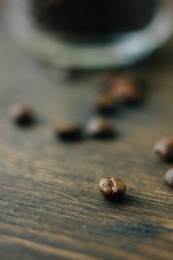 Siyah ahşap tahta üzerinde kahve çekirdekleri.