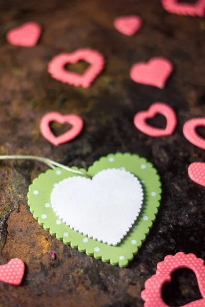 Corazón de madera verde y corazones rosados. Fondo del día de San Valentín . — Foto de Stock