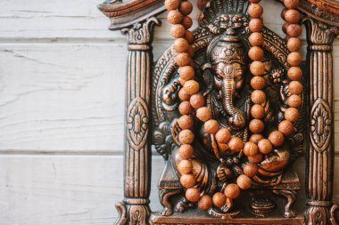 Hindu tanrısı - Ganesha rudraksha tespih ile.