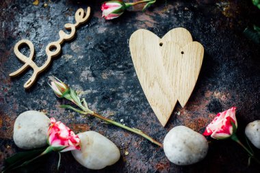 Sevgililer günü arka plan - iki ahşap kalp birlikte.