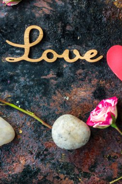 Rustik arka plan üzerinde harfler aşk