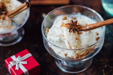 Cam siyah yüzey üzerine lezzetli dondurma tatlı.