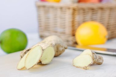 Zencefil dilimleri üzerine taze meyve ile ahşap masa.