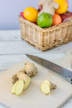 Zencefil dilimleri üzerine taze meyve ile ahşap masa.