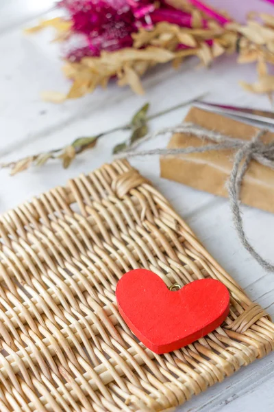 Rood hart en cadeau voor Valentijnsdag — Stockfoto