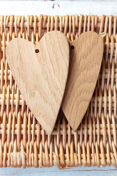 Dos corazones de madera — Foto de Stock