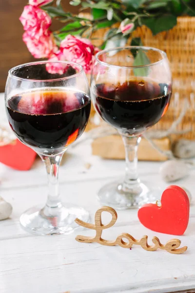 Два бокала вина с сердцем и буквами — стоковое фото