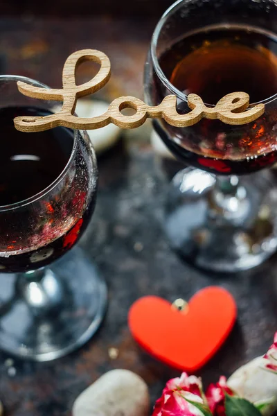 Aftelkalender voor Valentijnsdag glazen wijn met de letters liefde, bloemen en harten. — Stockfoto