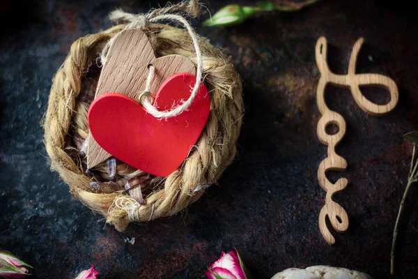 Twee Valentijnsdag harten begrensd samen op nest. — Stockfoto
