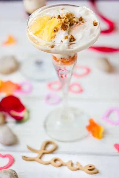 Beau dessert pour la Saint Valentin - crème glacée à l'orange. — Photo