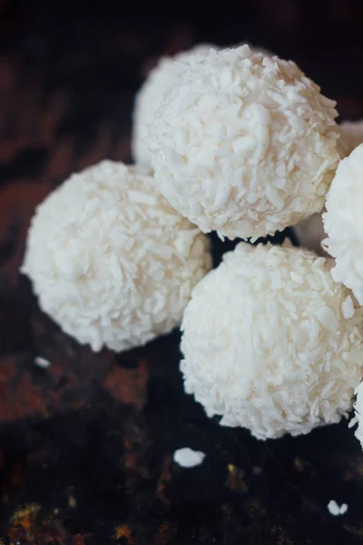 Красивые белые сладости - концепция романтического десерта. — стоковое фото