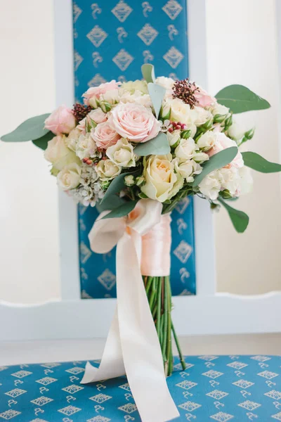 Симпатичный свадебный букет, стоящий на синем стуле . — стоковое фото