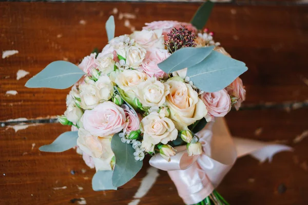 Buquê de casamento bonito sobre piso de madeira marrom . — Fotografia de Stock