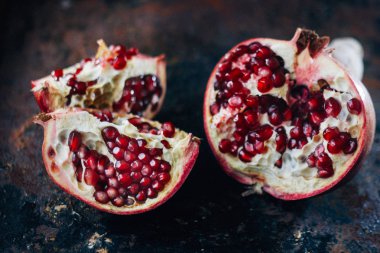 Yarım ve çeyrek siyah taze nar.