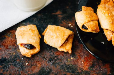 Organik kahvaltı - masada ev yapımı simit.