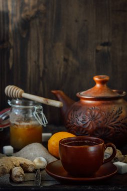 Seramik çaydanlık ve içindeki zencefil çayı fincan set.