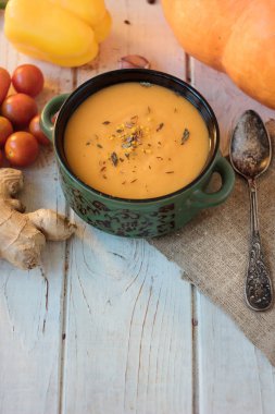 Zencefil ve baharatlar ile taze sebze krem çorbası.