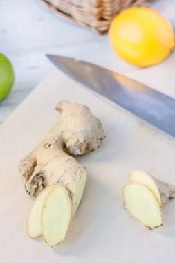 Zencefil dilimleri üzerine taze meyve ile ahşap masa.