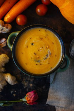 Zencefilli kremalı sebze çorbası..