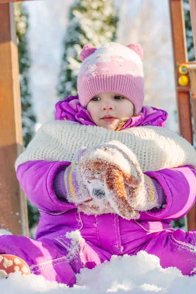 Kış Bahçesi oynarken küçük bebek kız.