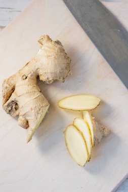 Dilimler zencefil kökü ahşap tahta üzerinde.