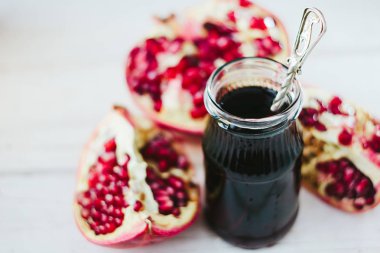 Organik nar sosu kaşık ile cam şişe