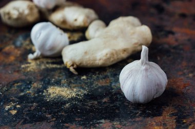 Zencefil kökü ve sarımsak