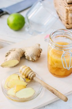 Zencefil dilimleri kaşık cam tabakta bal ile.