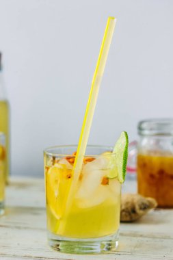 Beyaz ahşap arka planda taze Ginger limonatası.