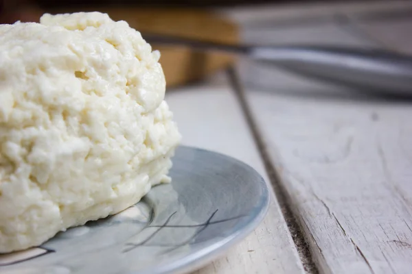 Panneer queijo indiano tradicional preparado forma leite fresco no prato — Fotografia de Stock