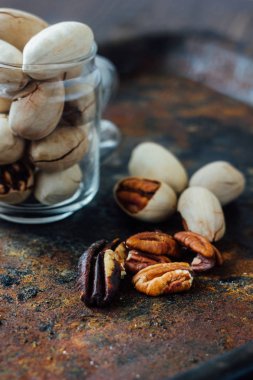 Kırsal yüzeyde cam kavanozun içinde ceviz var..