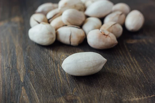 Pecannötter på bord — Stockfoto